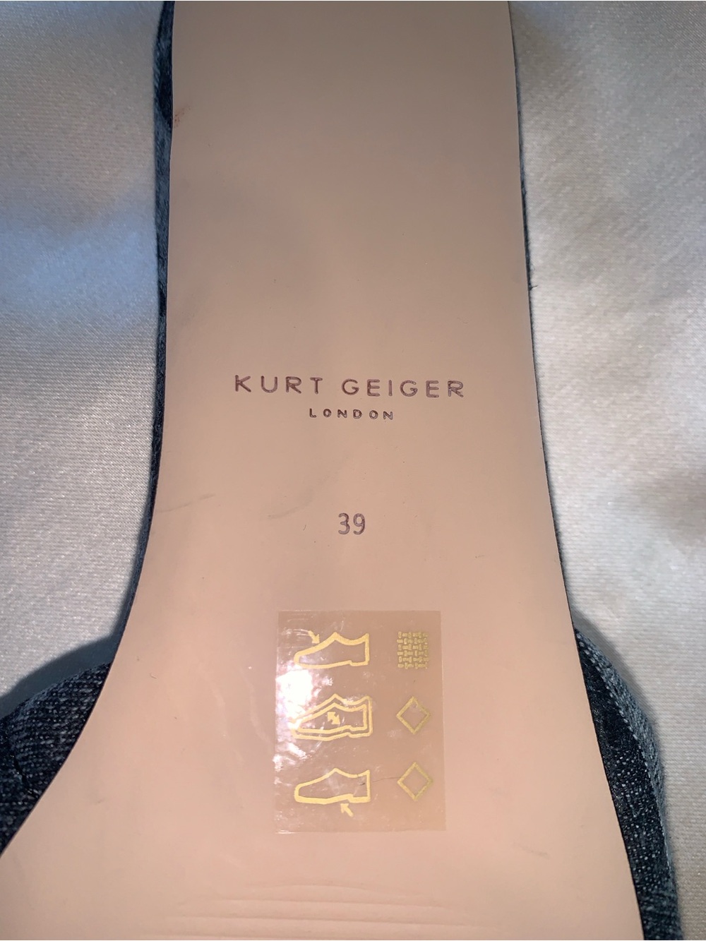 Kurt Geiger KENSING Quilted BLUE DENIM Open-Toe Slide Mules.
size 9 - Picture 4 of 8